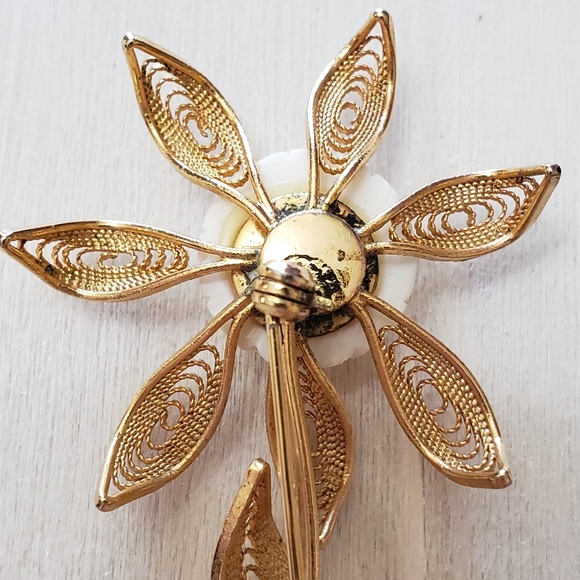 Rare Vintage White Flower Golden Petals Brooch - Picture 4 of 6